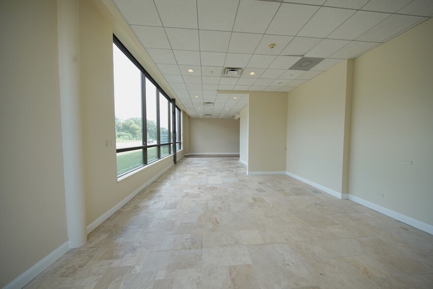More Photos Of 3330 Skokie Valley Rd, Highland Park Medical For Lease