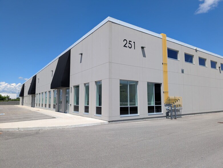More Photos Of 241 King St, Barrie Unknown For Lease
