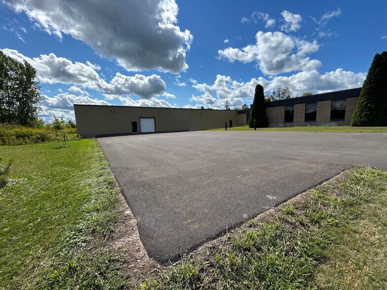 More Photos Of 950 Rue Cowie, Granby Warehouse For Lease