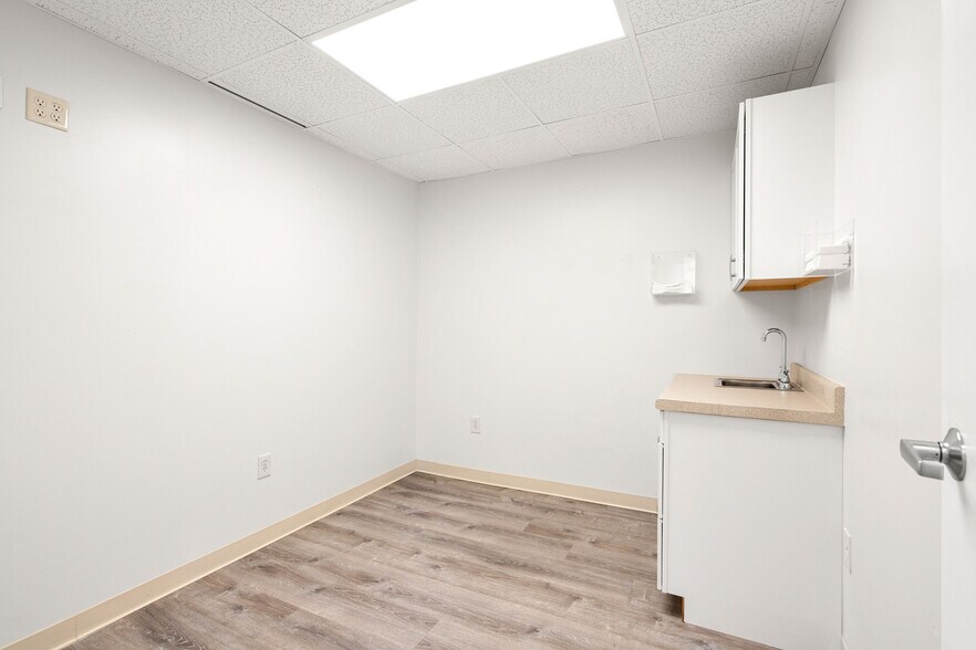More Photos Of 6 Essex Center Dr, Peabody Medical For Sale
