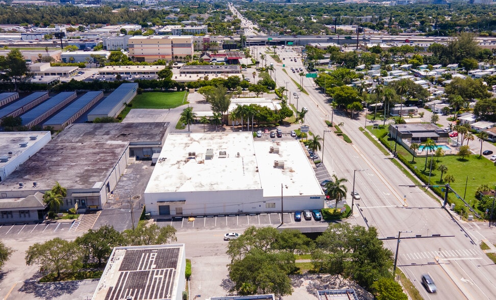 More Photos Of 3141 W Hallandale Beach Blvd, Hallandale Warehouse For Lease