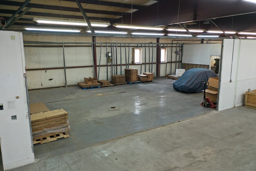 More Photos Of 505 Walnut St, Shirley Distribution For Lease