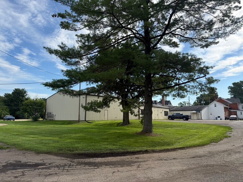 More Photos Of 208 S Elm St, Three Oaks Storefront For Sale