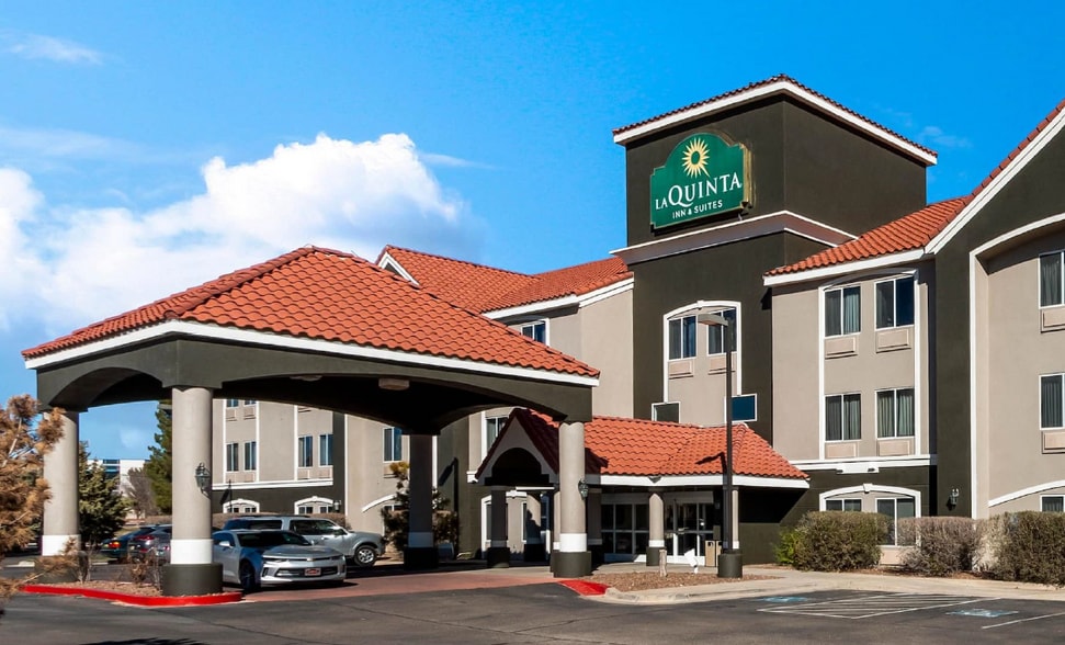 Primary Photo Of 200 E 19th St, Roswell Hotel For Sale
