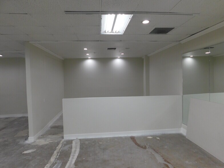 More Photos Of 16938-16940 Ventura Blvd, Encino Storefront For Lease