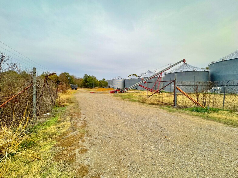 More Photos Of 600 Quitman St, Sledge Land For Sale