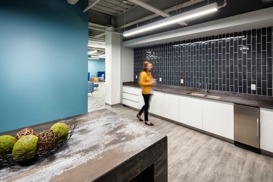 More Photos Of 750 Holiday Dr, Pittsburgh Office Residential For Lease