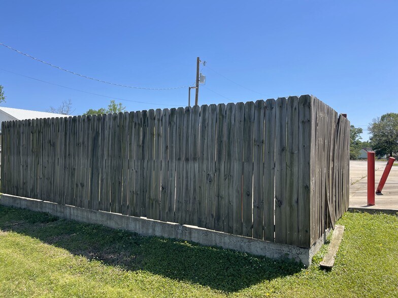 More Photos Of 44034 Highway 429, Saint Amant Freestanding For Lease