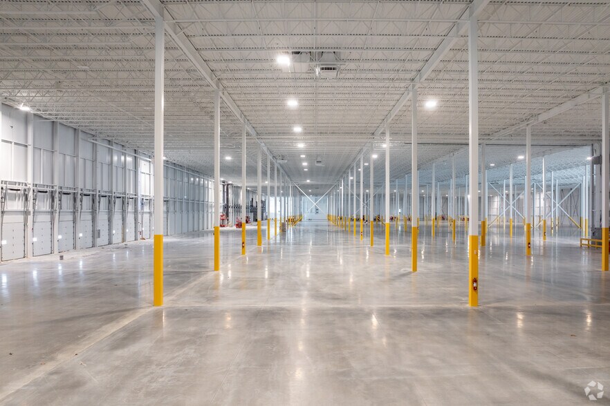 More Photos Of 4915 Rue Louis B Mayer, Laval Warehouse For Lease