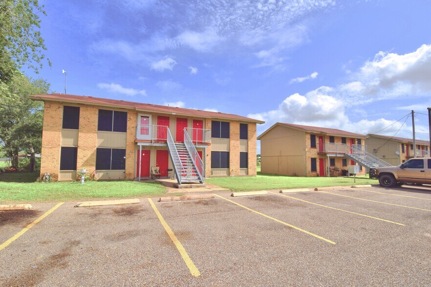 More Photos Of 303-511 E Reagan Rd, Beeville Multifamily For Sale
