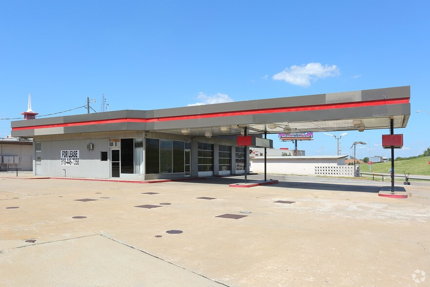 Primary Photo Of 8101 E Skelly Dr, Tulsa Auto Dealership For Lease