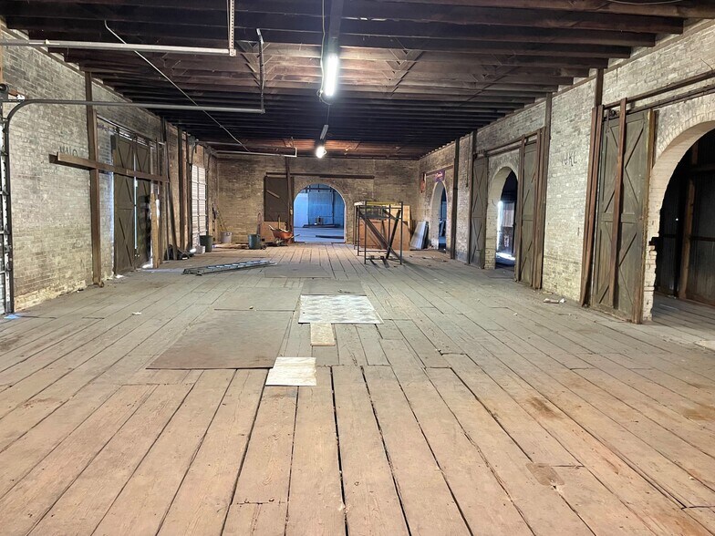 More Photos Of 200-232 W New Braunfels St, Seguin Warehouse For Lease