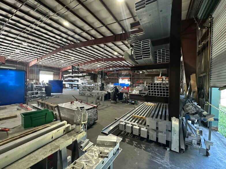 More Photos Of 7904 Interstate Ct, North Fort Myers Warehouse For Lease