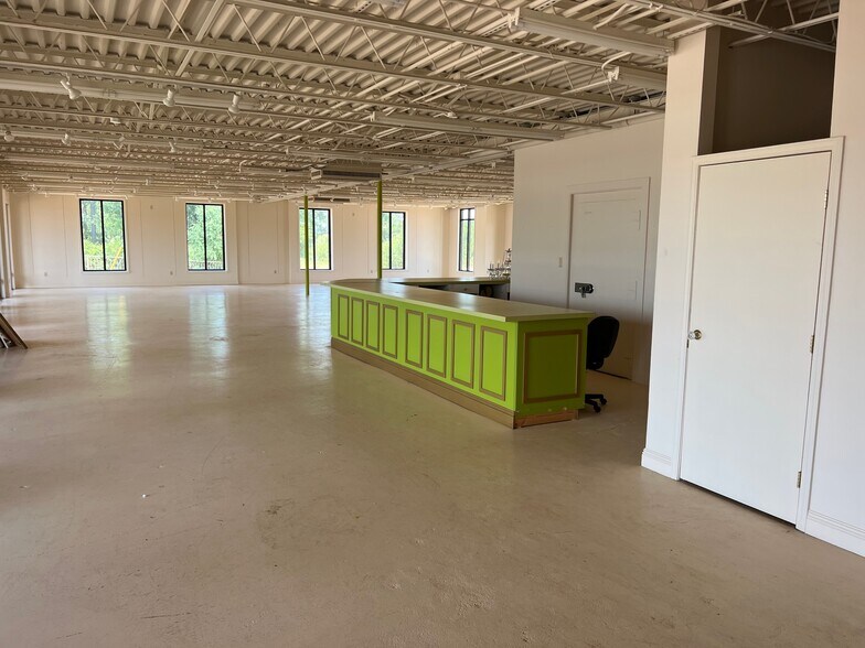 More Photos Of 1410 Apache Dr, Mccomb Freestanding For Lease