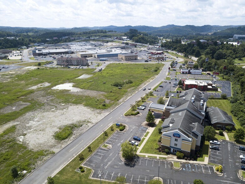 More Photos Of 2600 Middletown Commons, White Hall Storefront For Lease