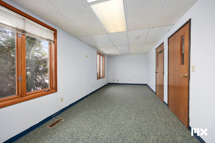 More Photos Of 21685 Northland Dr, Paris Distribution For Sale