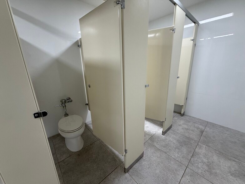 More Photos Of 1539 Covert St, Ridgewood Warehouse For Lease