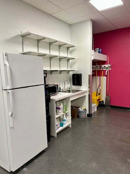 More Photos Of 1390 Biddle Rd, Medford General Retail For Lease