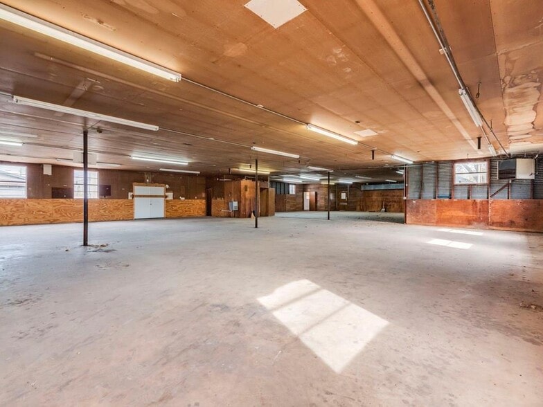 More Photos Of 185 S Titus St, Giddings Freestanding For Sale