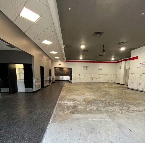 More Photos Of 73-25 Woodhaven Blvd, Forest Hills General Retail For Lease