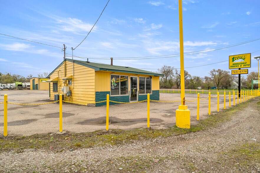 More Photos Of 6120 N Dort Hwy, Flint Service For Lease