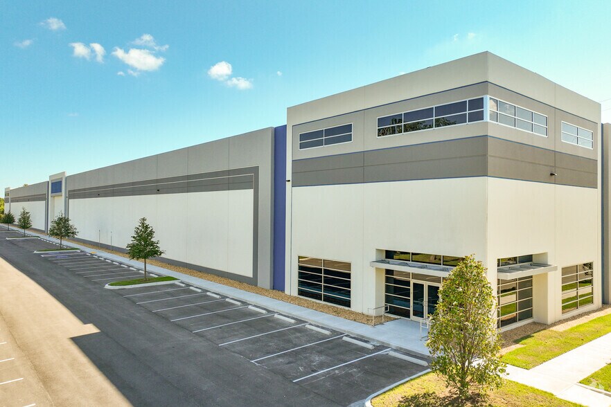 More Photos Of 7918 Harney Rd, Tampa Warehouse For Lease