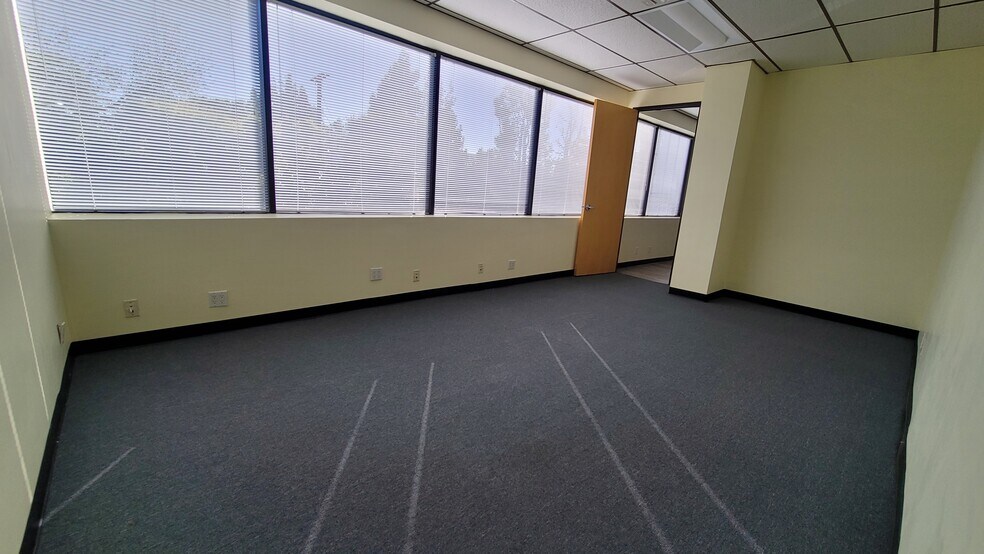 More Photos Of 17742-17750 Sherman Way, Reseda Medical For Lease