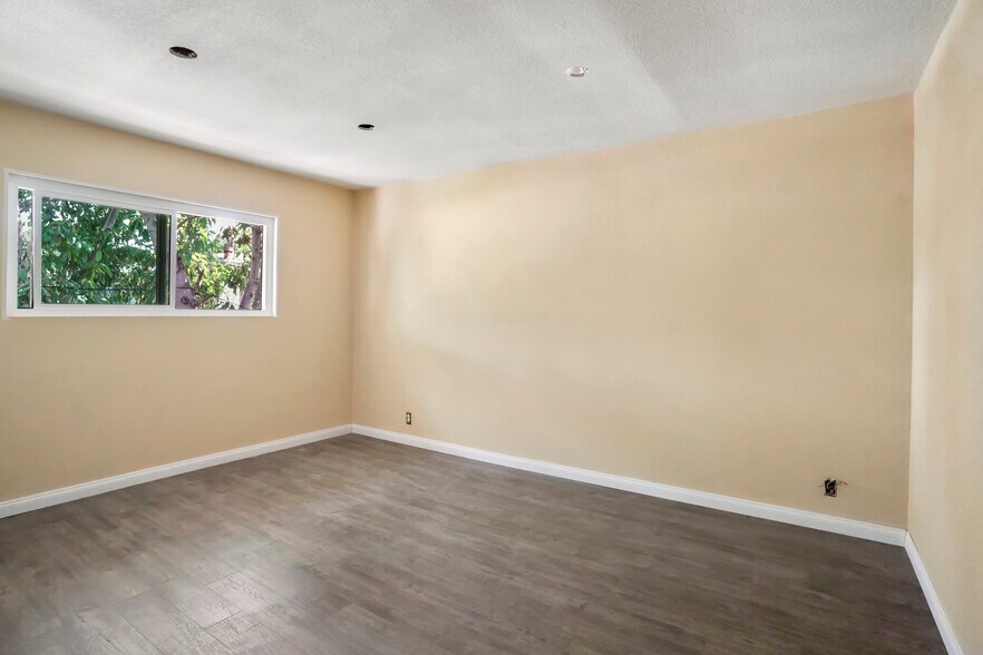 More Photos Of 1001-1003 W Myrtle St, Santa Ana Specialty For Sale
