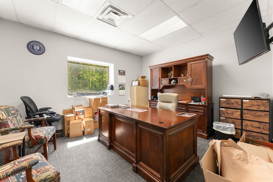 More Photos Of 3917 Old Flowery Branch Rd, Oakwood Flex For Lease