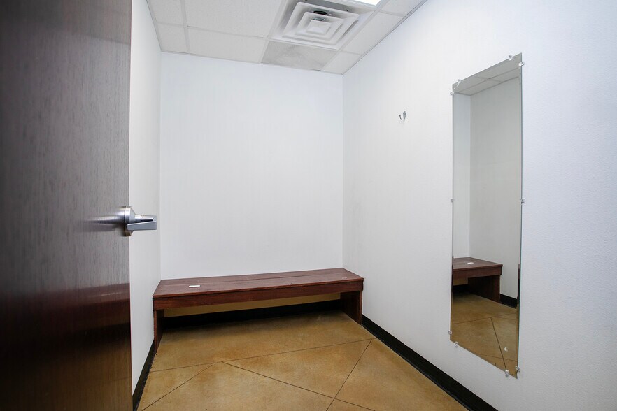 More Photos Of 4285 Hwy 31 W, Tyler Showroom For Lease