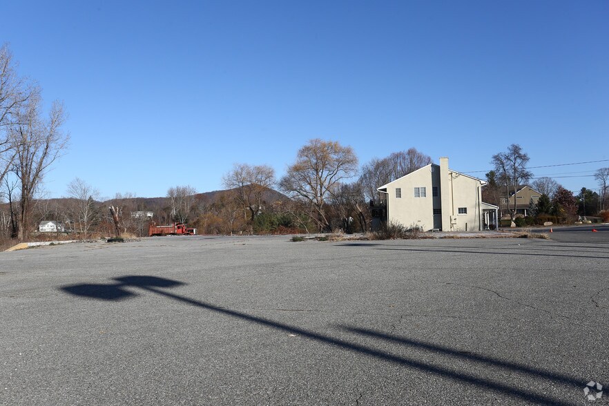 More Photos Of 91 Park Lane Rd, New Milford Freestanding For Sale