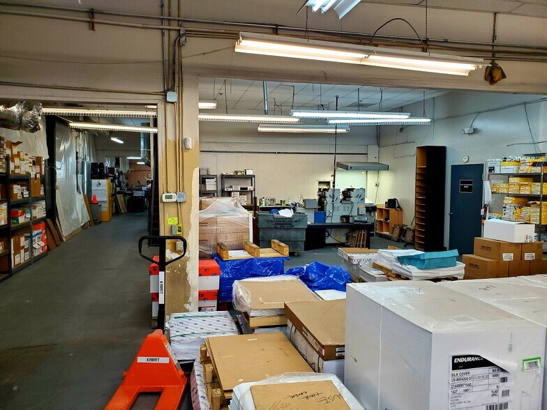 More Photos Of 2908 S Highland Dr, Las Vegas Warehouse For Lease