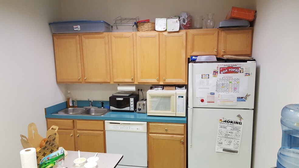 More Photos Of 104 Gateway Rd, Bensenville Flex For Sale