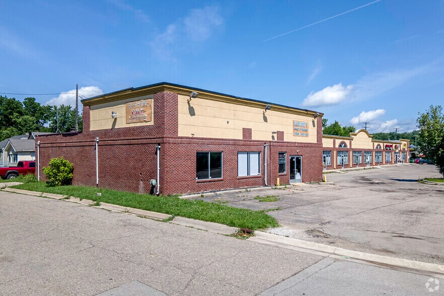 Primary Photo Of 671-695 Baldwin Ave, Pontiac Storefront For Lease