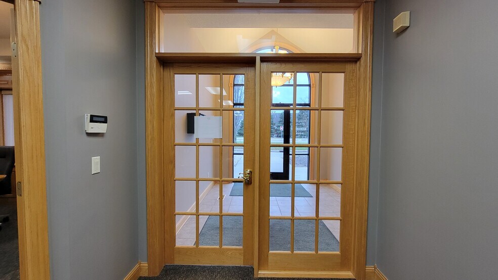 More Photos Of 1881 NW Station Parkway, Andover Office Residential For Lease