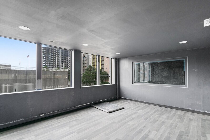 More Photos Of 327-345 E Bay St, Jacksonville Office For Lease