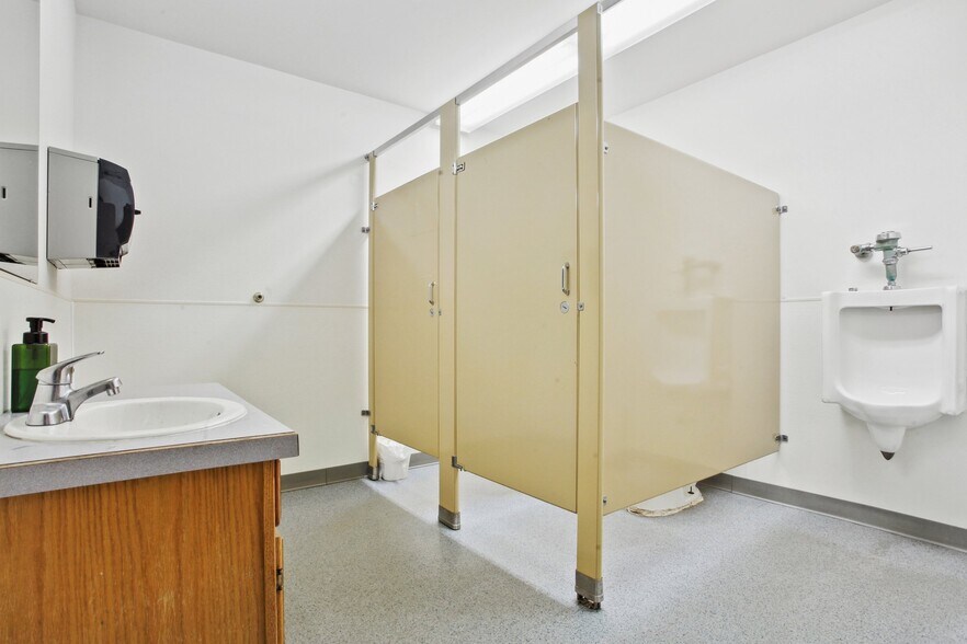 More Photos Of 711 S Bowen St, Longmont Warehouse For Lease