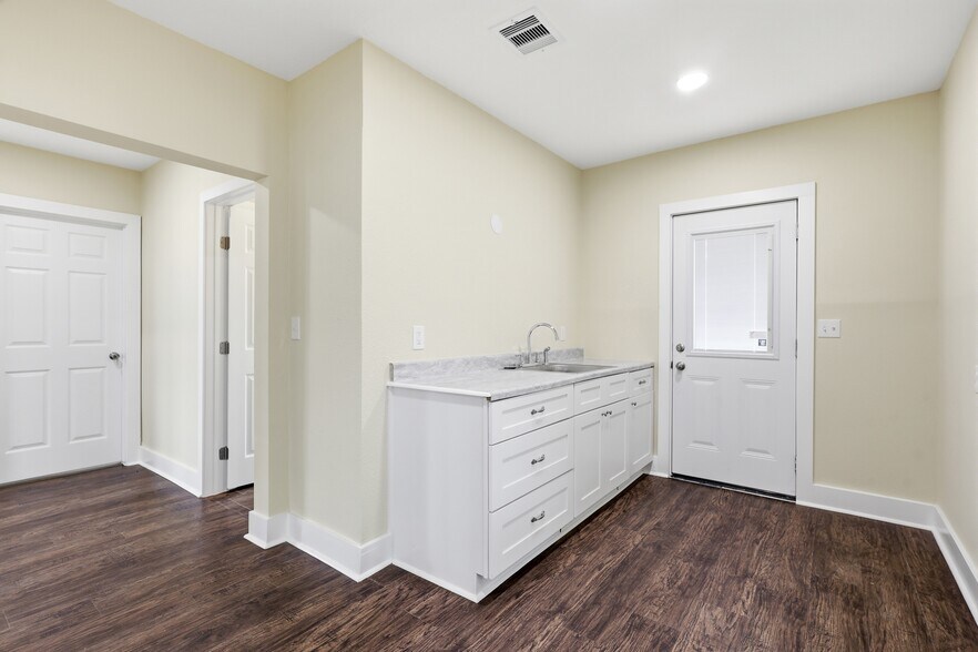 More Photos Of 1410 Fannin St, Columbus Office For Sale