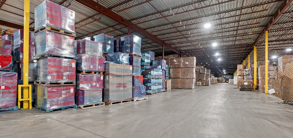 More Photos Of 260 Rue Lord, Napierville Manufacturing For Sale