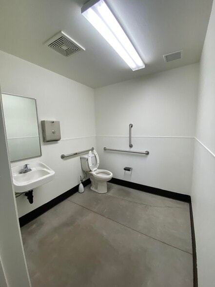 More Photos Of 8300 E Valencia Rd, Tucson Warehouse For Lease