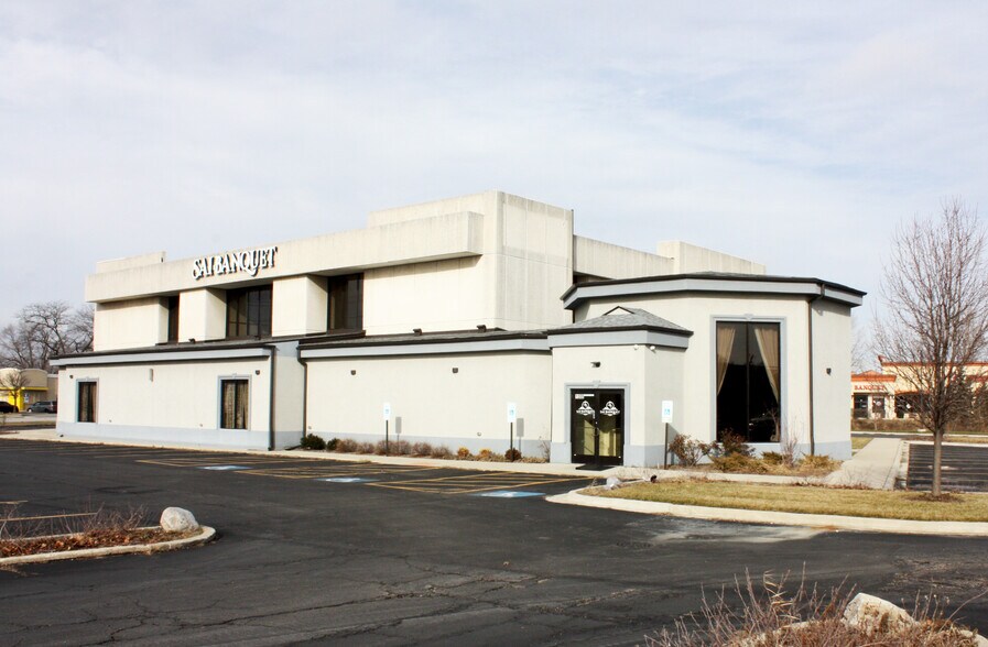 More Photos Of 1300 Irving Park Rd, Streamwood General Retail For Sale