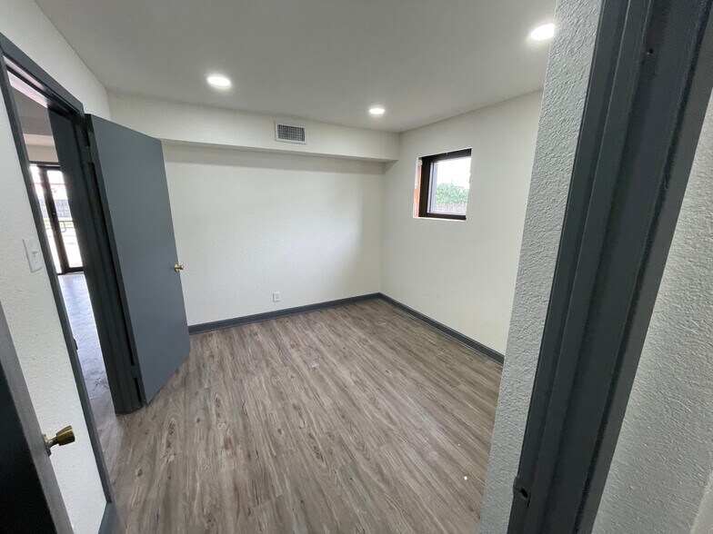 More Photos Of 2563 NE 33rd St, Fort Worth Service For Lease