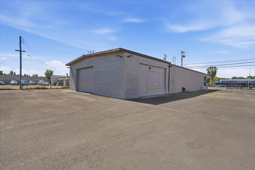 More Photos Of 4554 Auburn Blvd, Sacramento Auto Dealership For Sale