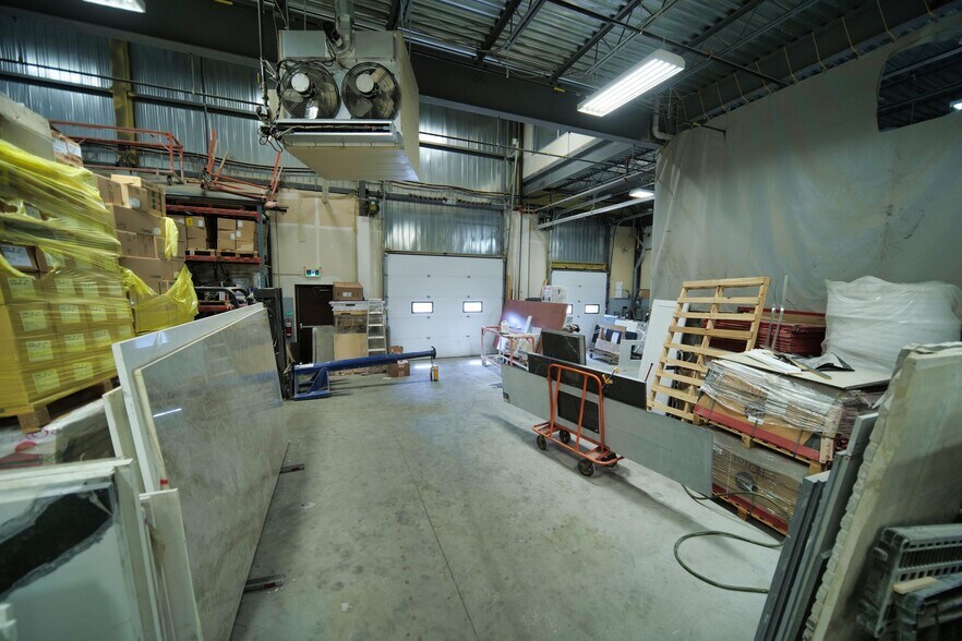 More Photos Of 310-350 Rue Ness, Montréal Flex For Sale