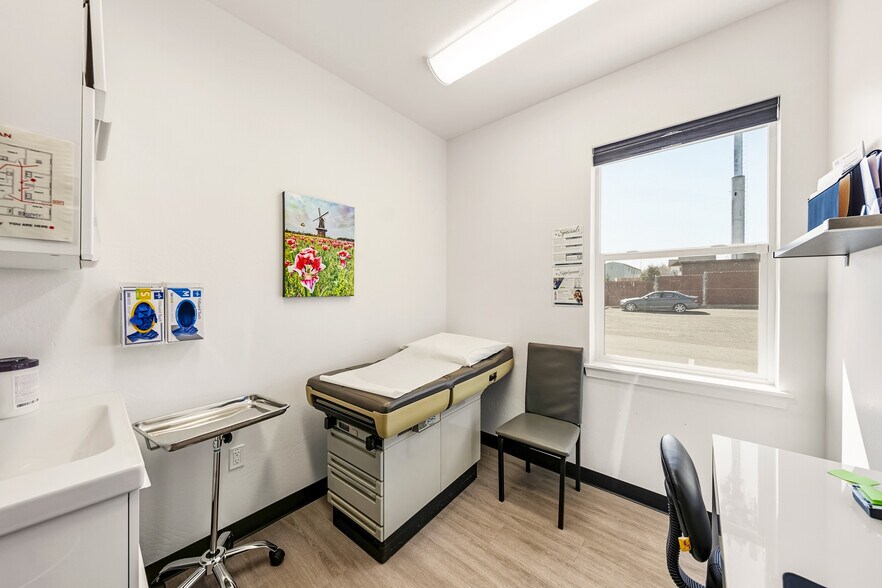 More Photos Of 296 S Pacific Hwy, Talent Medical For Sale