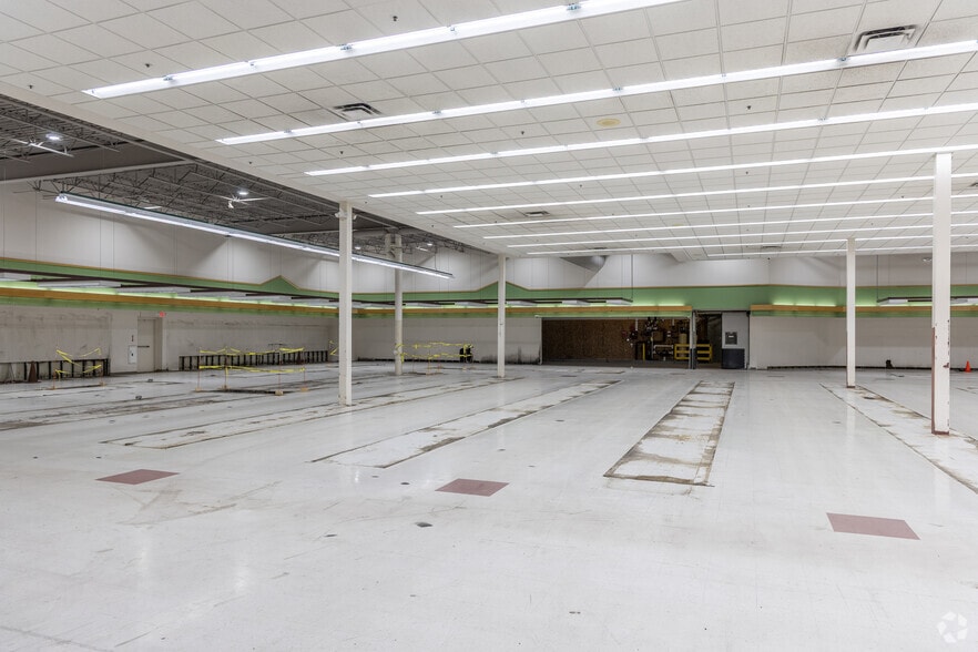 More Photos Of 400 W 9th St N, Ladysmith General Retail For Sale