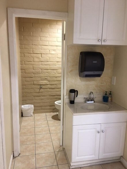 More Photos Of 16122-16124 Leadwell St, Van Nuys Light Manufacturing For Lease