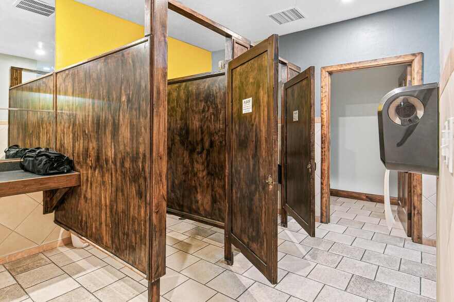More Photos Of 991 Platte River Blvd, Brighton Storefront For Lease