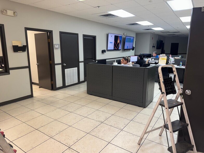 More Photos Of 801 Hallmark Dr, Laredo Warehouse For Lease