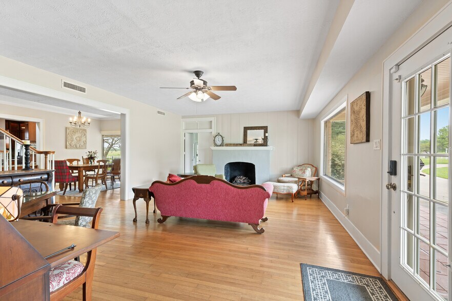 More Photos Of 53447 Highway 290, Hempstead Specialty For Sale